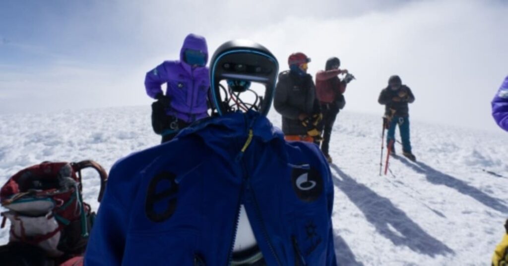 robot humanoide escala el volcán Chimborazo