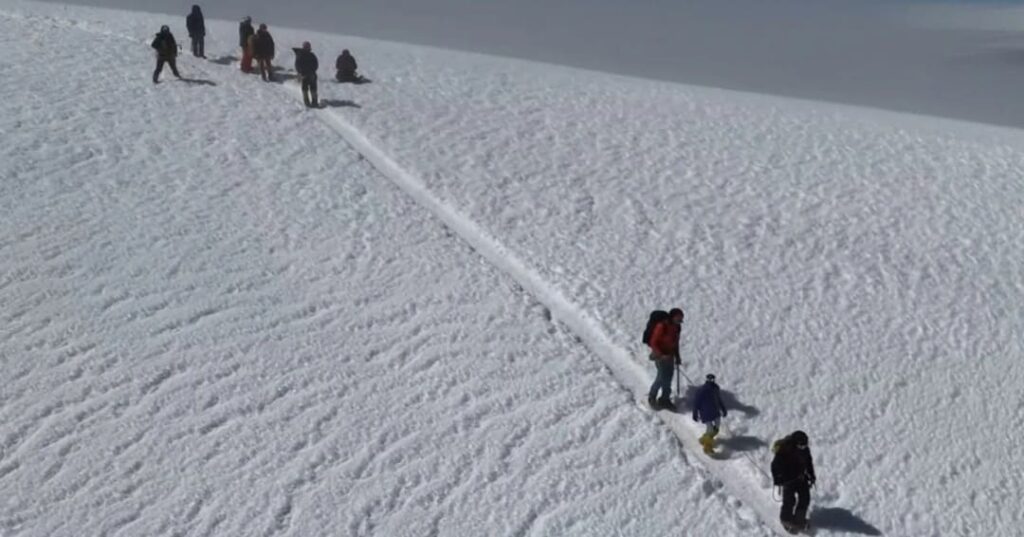 robot humanoide escala el volcán Chimborazo