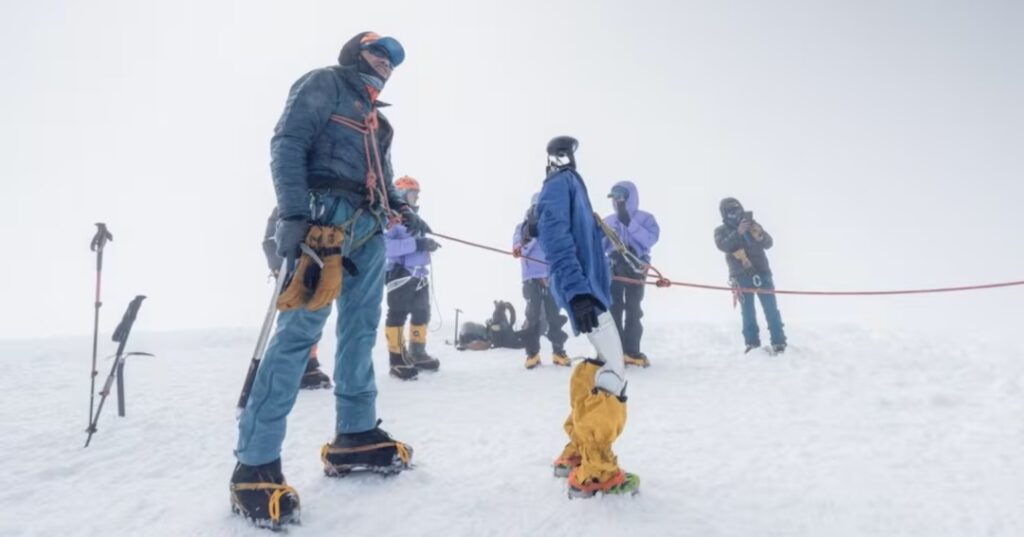 robot humanoide escala el volcán Chimborazo