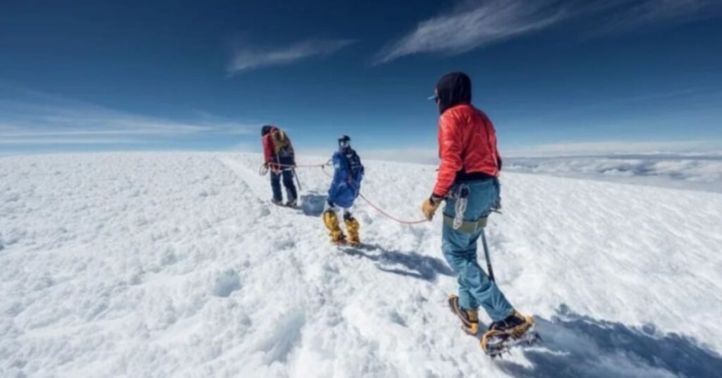 robot humanoide escala el volcán Chimborazo