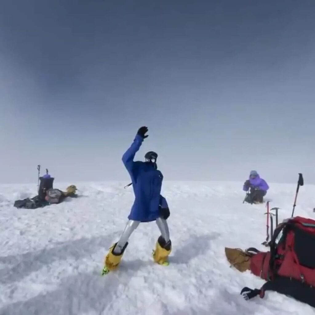 robot humanoide escala el volcán Chimborazo