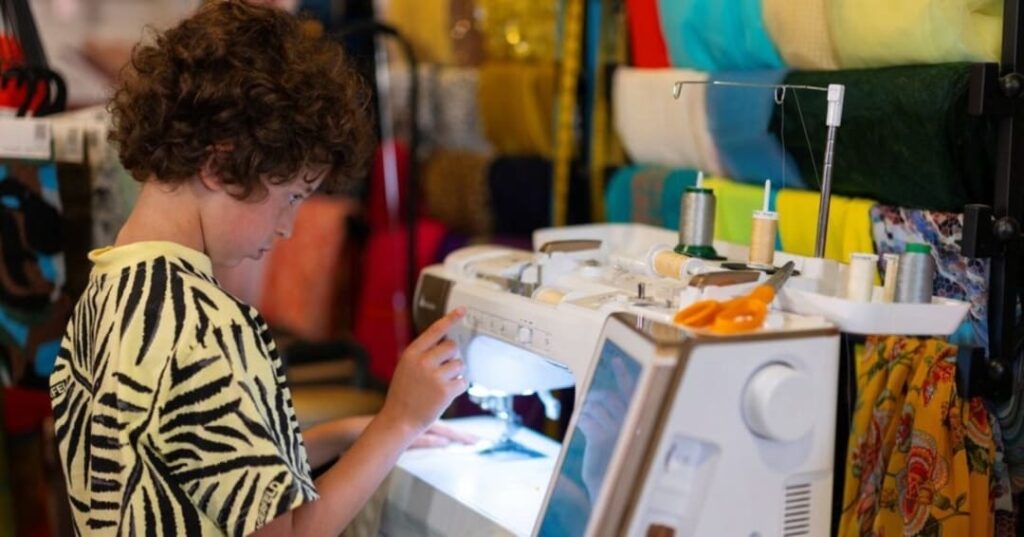 Max Alexander: El Niño que diseña el futuro de la moda sostenible 6 Max Alexander