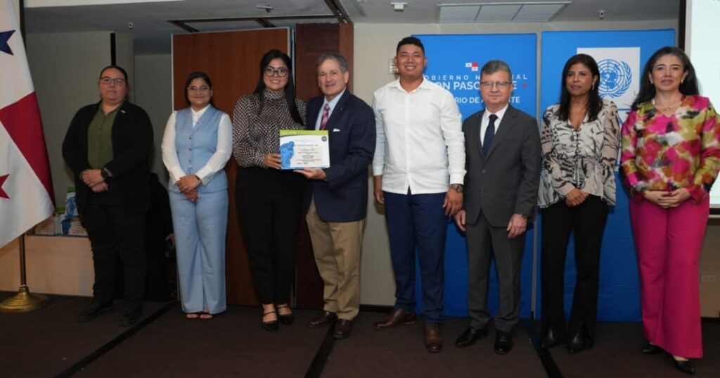 MiAMBIENTE premia a 170 empresas por su Huella de carbono 6 MiAMBIENTE reconoce a 170 empresas