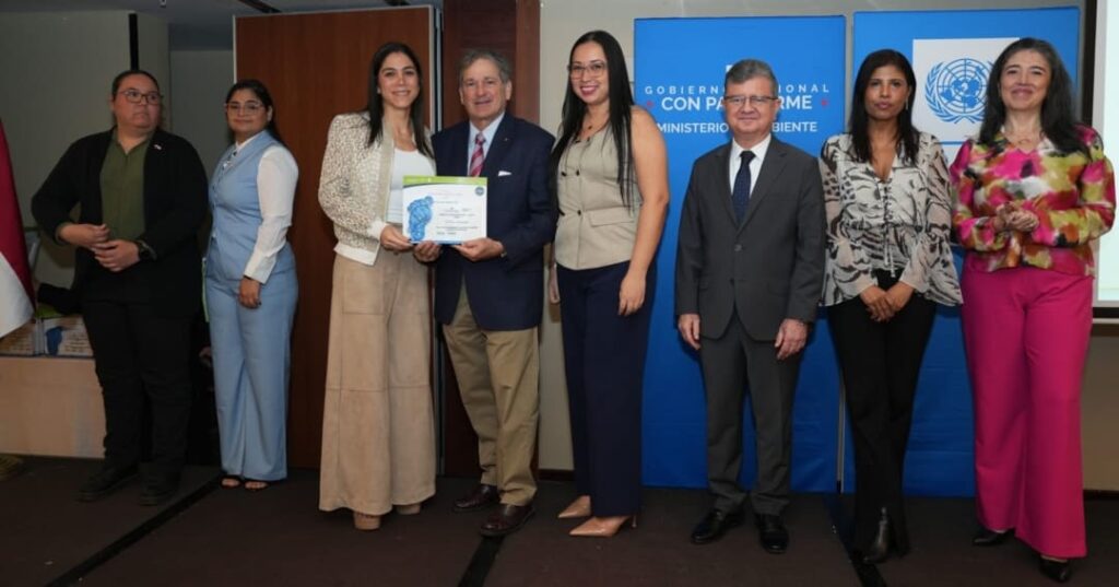 MiAMBIENTE premia a 170 empresas por su Huella de carbono 8 MiAMBIENTE reconoce a 170 empresas