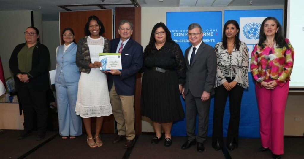 MiAMBIENTE premia a 170 empresas por su Huella de carbono 5 MiAMBIENTE reconoce a 170 empresas