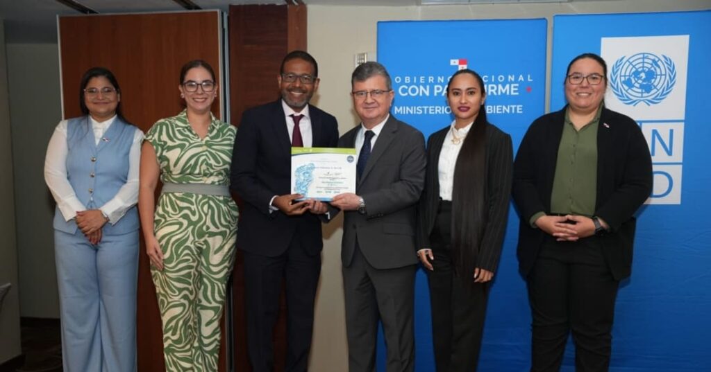 MiAMBIENTE premia a 170 empresas por su Huella de carbono 7 MiAMBIENTE reconoce a 170 empresas