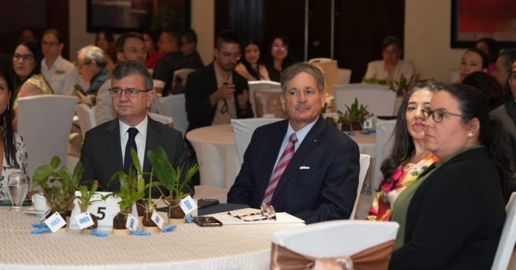 MiAMBIENTE premia a 170 empresas por su Huella de carbono 12 MiAMBIENTE reconoce a 170 empresas