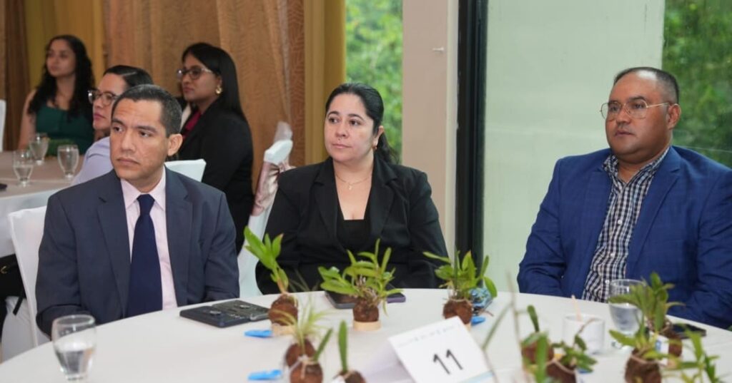 MiAMBIENTE premia a 170 empresas por su Huella de carbono 10 MiAMBIENTE reconoce a 170 empresas