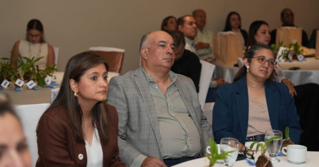 MiAMBIENTE premia a 170 empresas por su Huella de carbono 9 MiAMBIENTE reconoce a 170 empresas