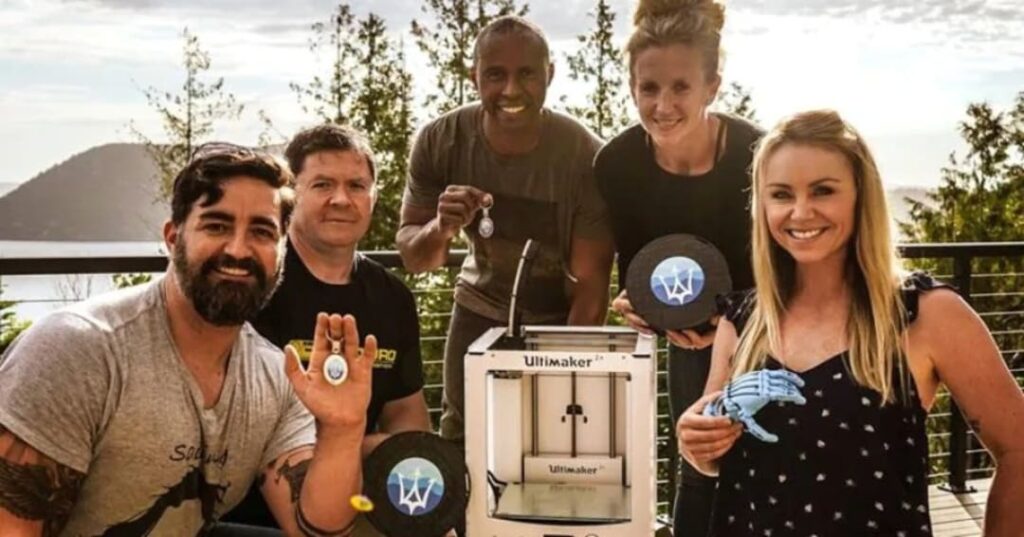 Del océano a tu mano: prótesis hechas con plástico reciclado 7 Million Waves Project