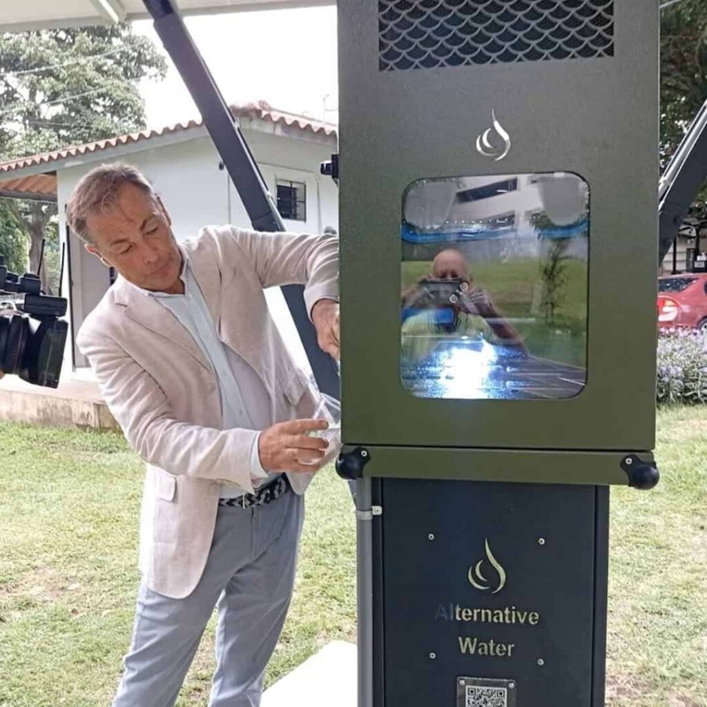 Del aire al vaso en el Parque Omar: Panamá produce agua potable con energía solar 2 tecnología solar transforma aire en agua potable