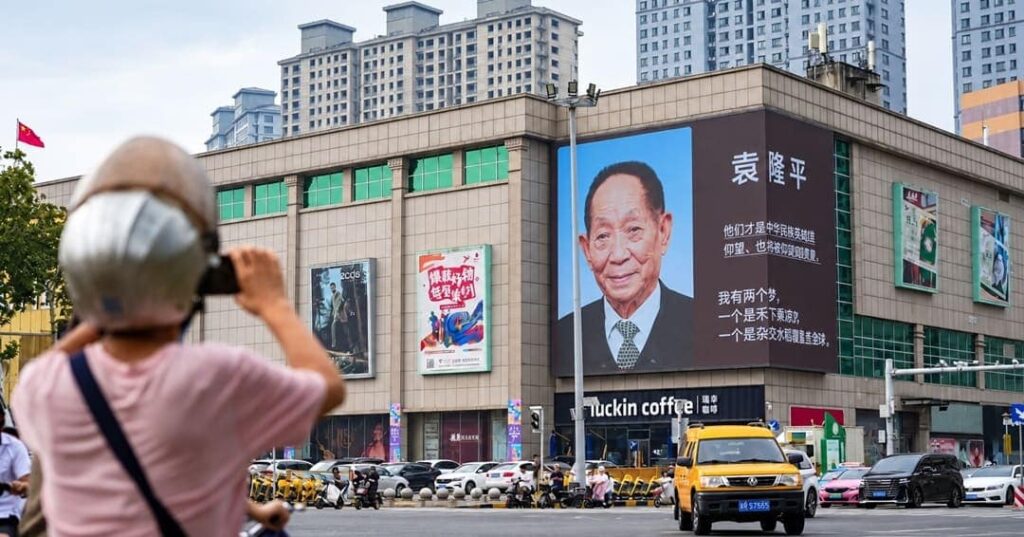 Científicos chinos en espacios publicitarios