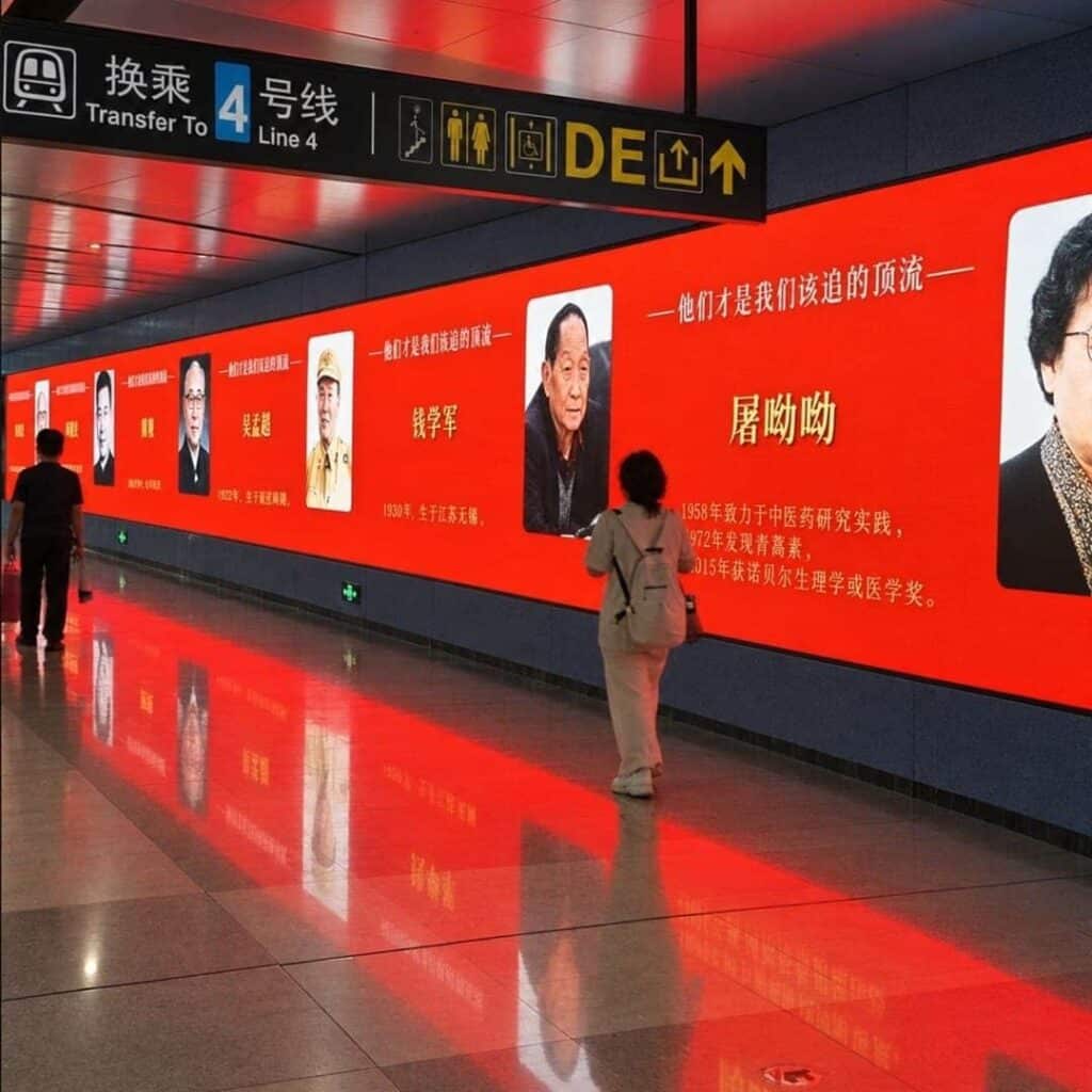 Científicos chinos en espacios publicitarios