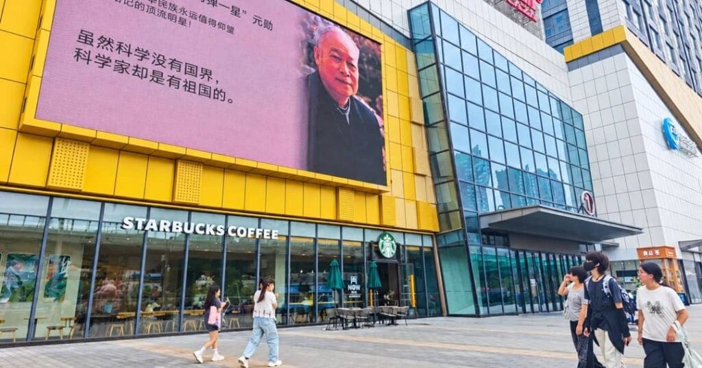 Científicos chinos en espacios publicitarios