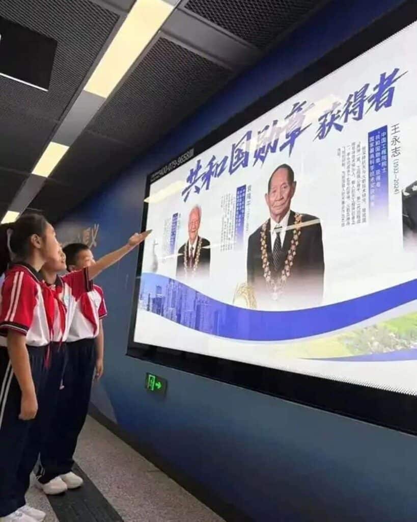 Científicos chinos en espacios publicitarios