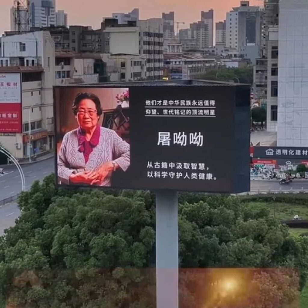 Científicos chinos en espacios publicitarios