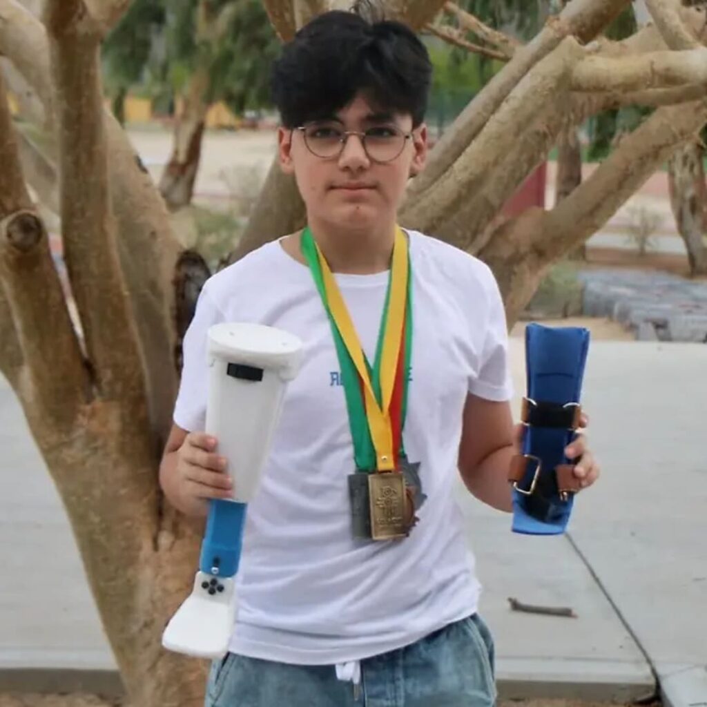 Apenas 14 años y ya presenta su prototipo de prótesis hecha con PET reciclado 2 Iker Meza