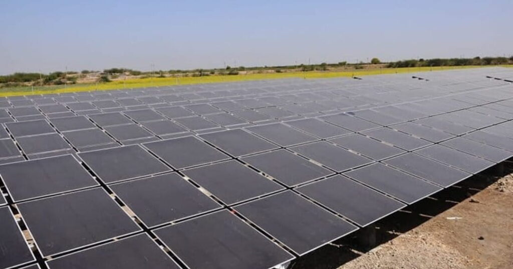 paneles solares sobre canales de irrigación en Gujarat