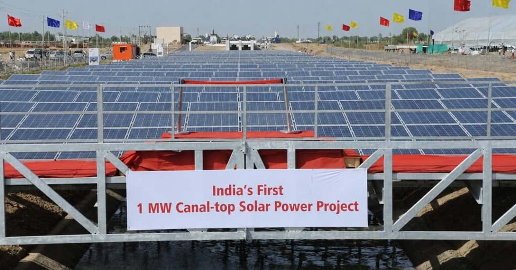 paneles solares sobre canales de irrigación en Gujarat