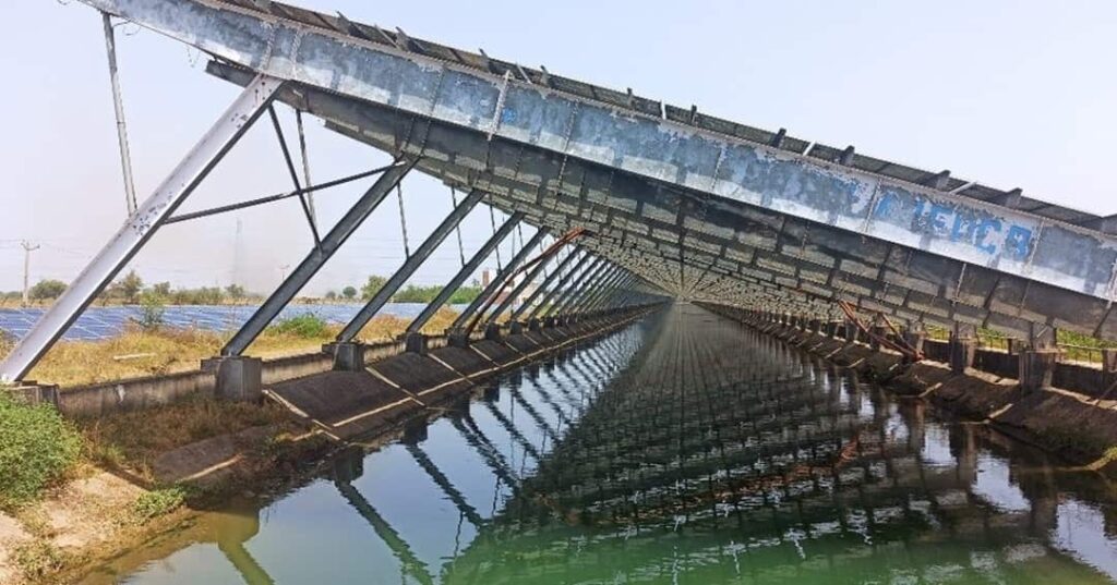 paneles solares sobre canales de irrigación en Gujarat