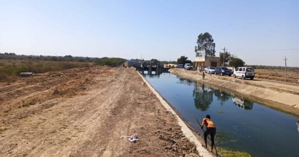 paneles solares sobre canales de irrigación en Gujarat
