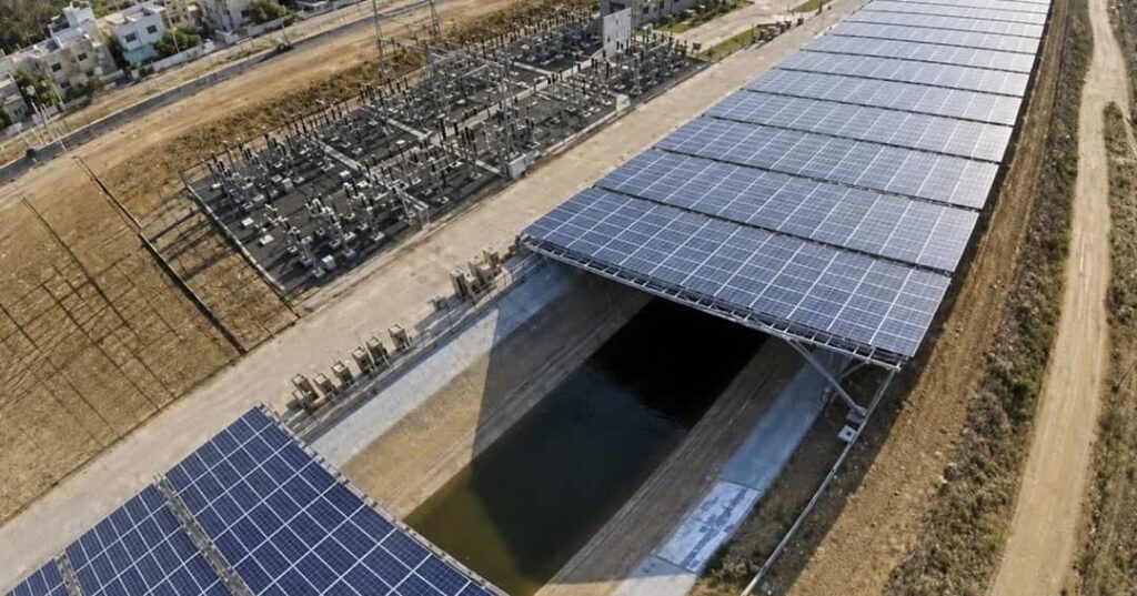 paneles solares sobre canales de irrigación en Gujarat