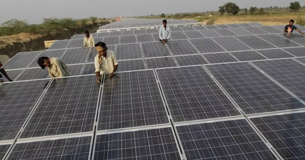 paneles solares sobre canales de irrigación en Gujarat