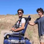 Un hijo convierte un robot en silla para que su padre vuelva a caminar senderos