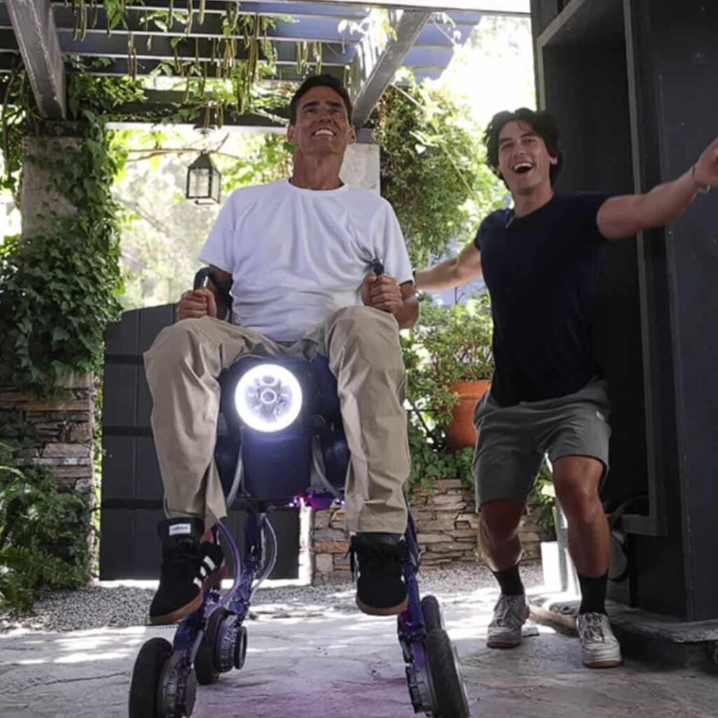 Un hijo convierte un robot en silla para que su padre vuelva a caminar senderos 5 Jake Laser