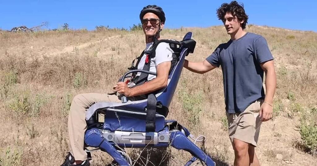 Un hijo convierte un robot en silla para que su padre vuelva a caminar senderos 1 Jake Laser