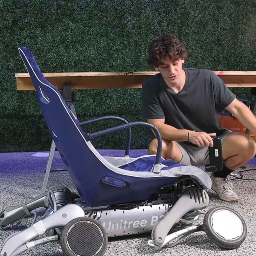 Un hijo convierte un robot en silla para que su padre vuelva a caminar senderos 2 Jake Laser