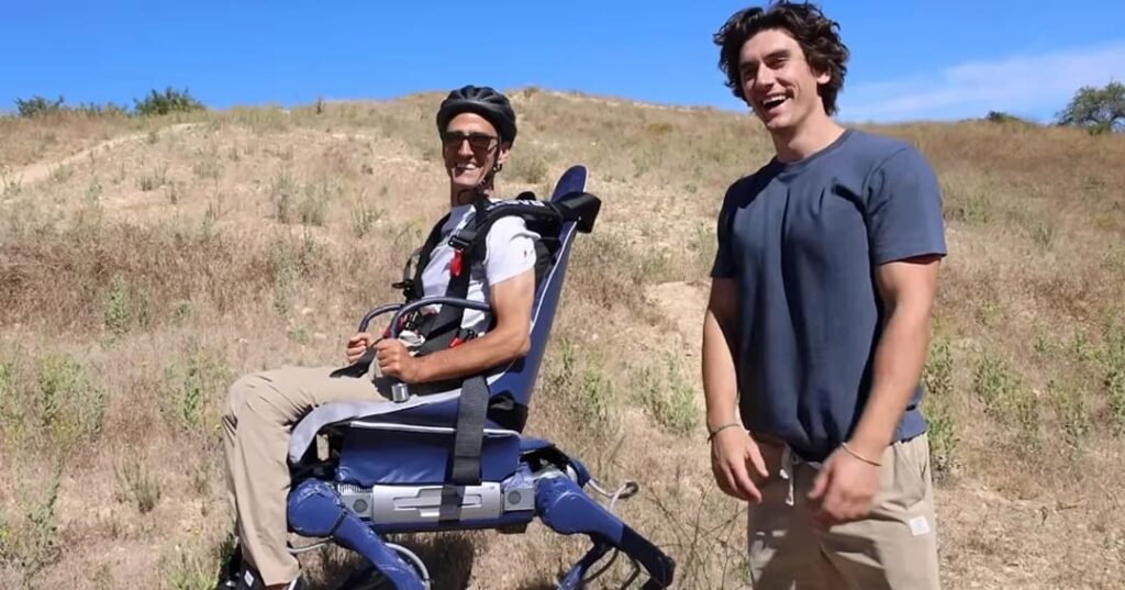 Un hijo convierte un robot en silla para que su padre vuelva a caminar senderos 3 Jake Laser