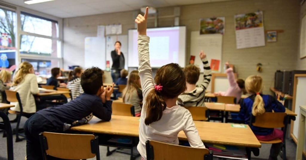 Noruega prohíbe la IA en escuelas primarias