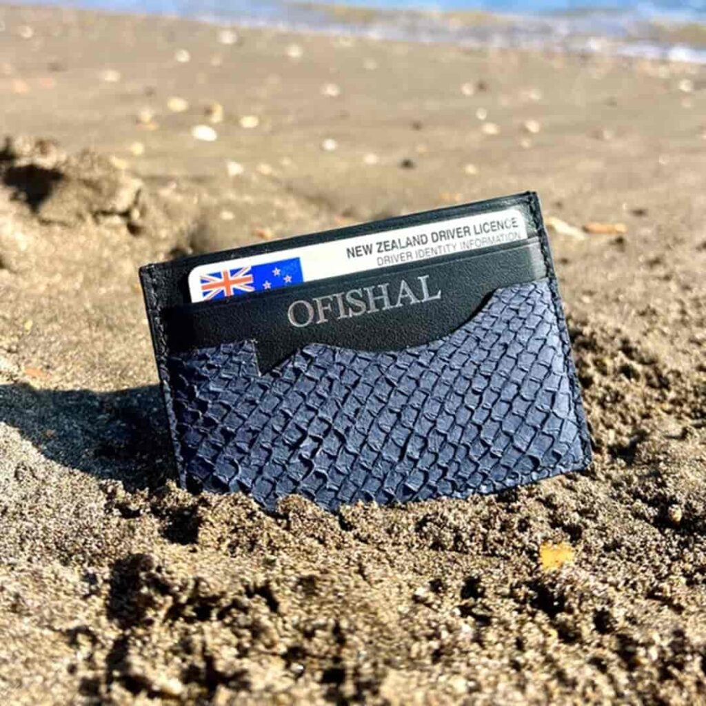 De la piel del salmón a tu billetera: la empresa que no desperdicia nada 3 Ofishal Leather