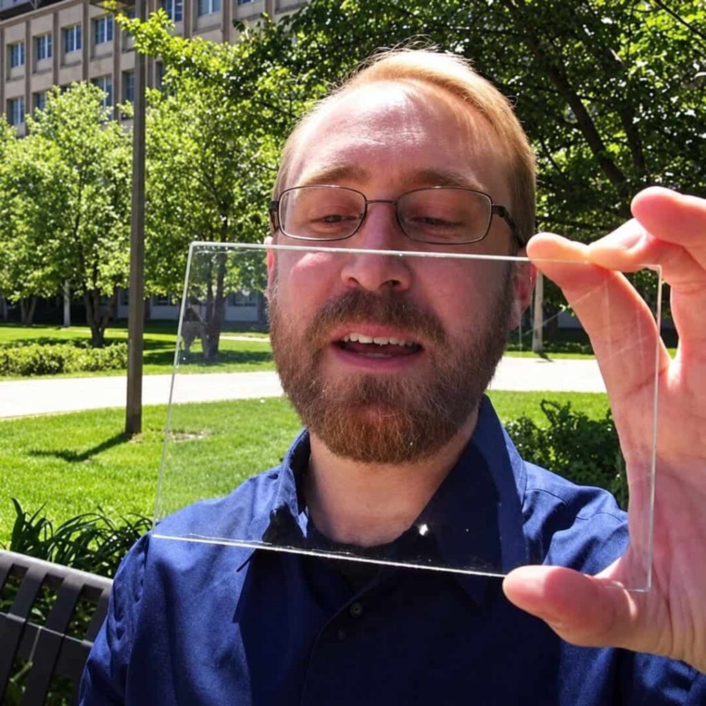 Vidrio solar transparente
