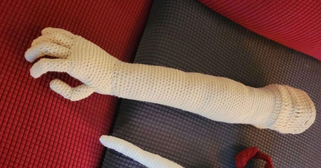 Una prótesis de crochet tejida con amor para impulsar la resiliencia 1 brazo de crochet tejido a mano
